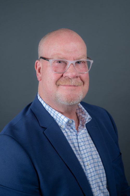 642f6c4bd6dde2ece9b195cc_Pyramid_Portraits_0522_064 scaled p 500